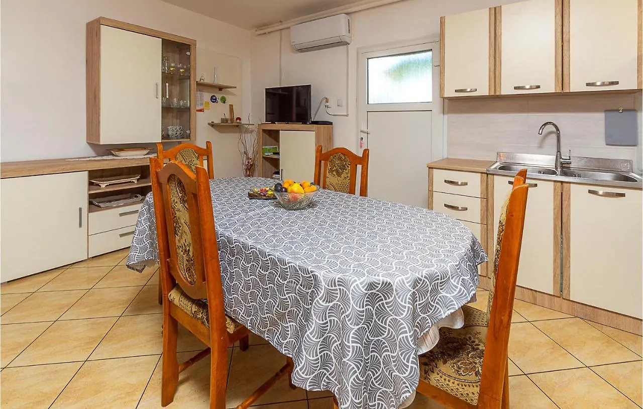 1 Bedroom Lovely Apartment In Pula